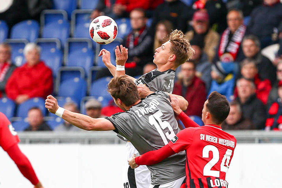 Ronny König (Nummer 15) und Lion Lauberbach (am Ball) hängen beim FSV zu oft in der Luft.