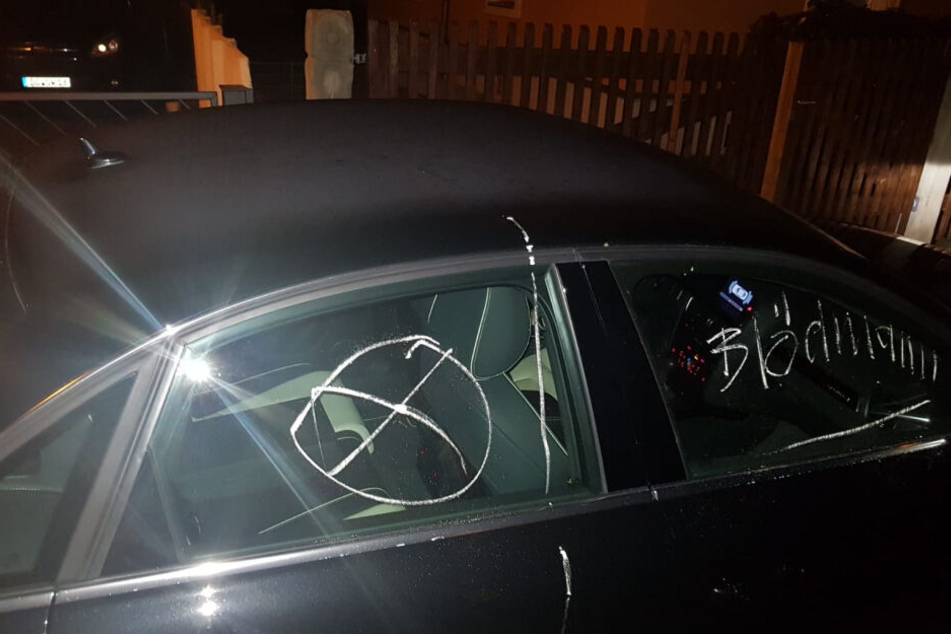 Mit Kreide beschmierte der Mann Autos, die zu nah an seiner Einfahrt standen.