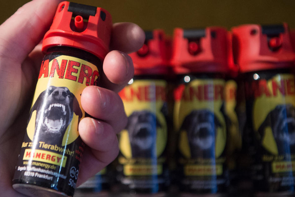 Bei einem Jungen fanden die Polizisten Pfefferspray. (Symbolbild)