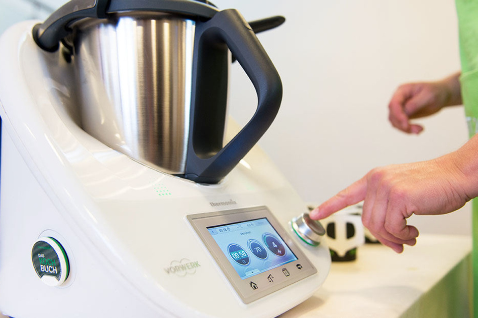 Eine Person bedient den Thermomix, den Küchen-Assistenten von Vorwerk.