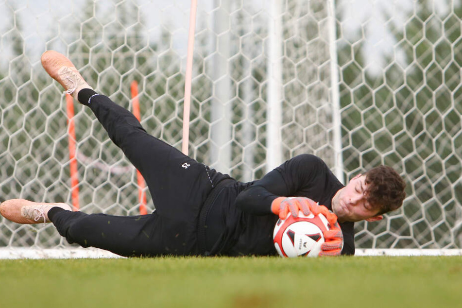 Mit beiden Händen fest zugepackt: Joshua Mroß ist die neue Nummer 2 im CFC-Tor. Er will Stammkeeper Jakub Jakubov den Kampf ansagen.