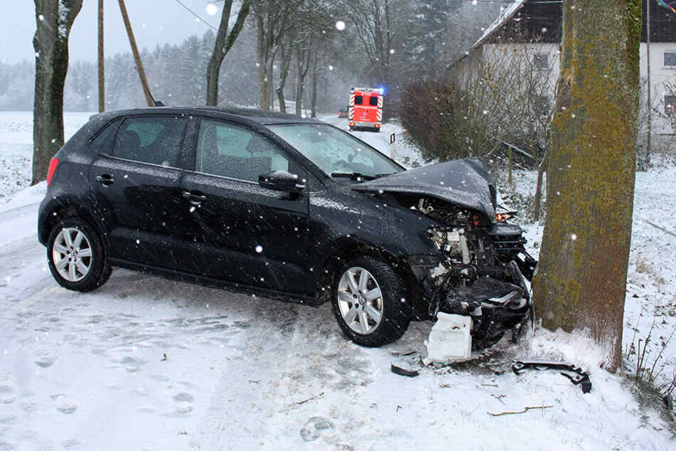 Eine 66-Jährige krachte mit ihrem Auto gegen einen Baum.