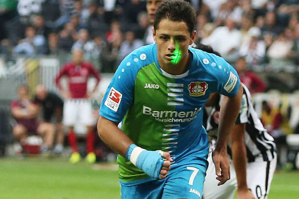 Chicharito läuft zum Elfmeter an, wird aber dabei geblendet.