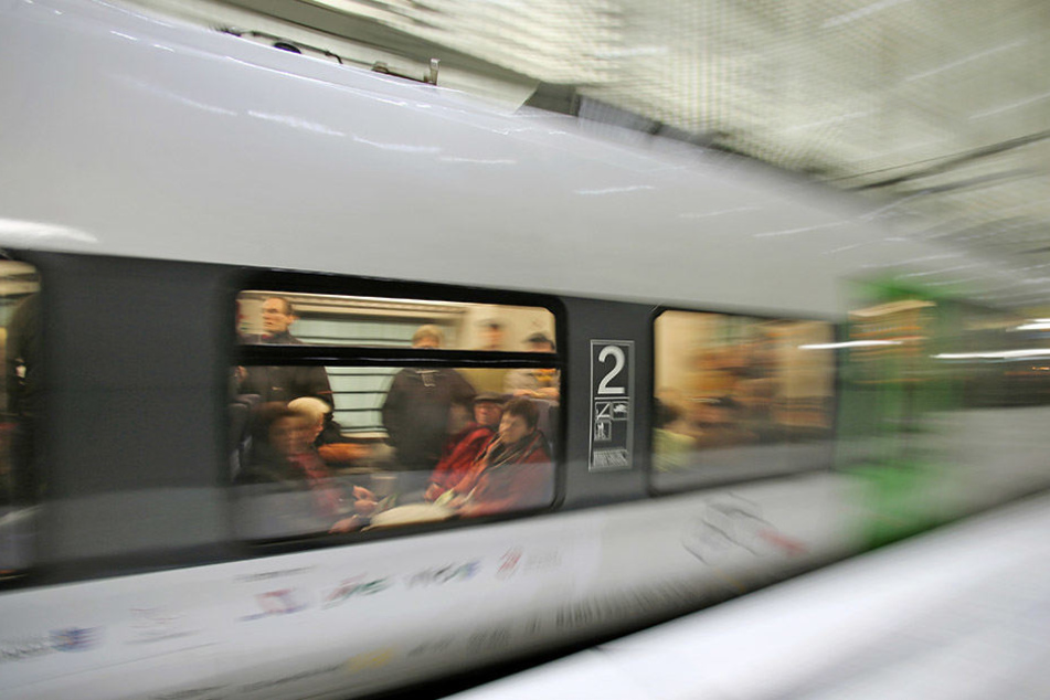 Ein Fahrgast sah den S-Bahn-Surfer außen zwischen den Waggons und rief den Schaffner (Symbolbild).