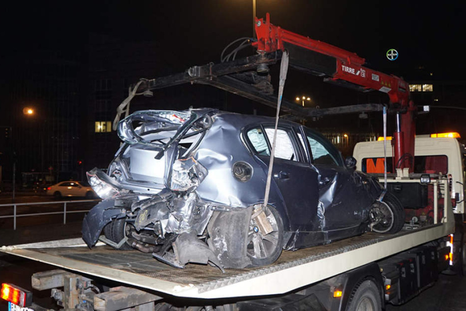 Der völlig zerstörte BMW.