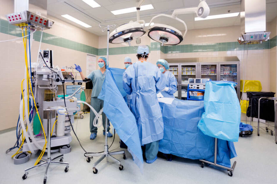 Jährlich lassen 8400 Menschen diese Operation durchführen. Ein Patient verstarb nun bei einer Penisvergrößerung.