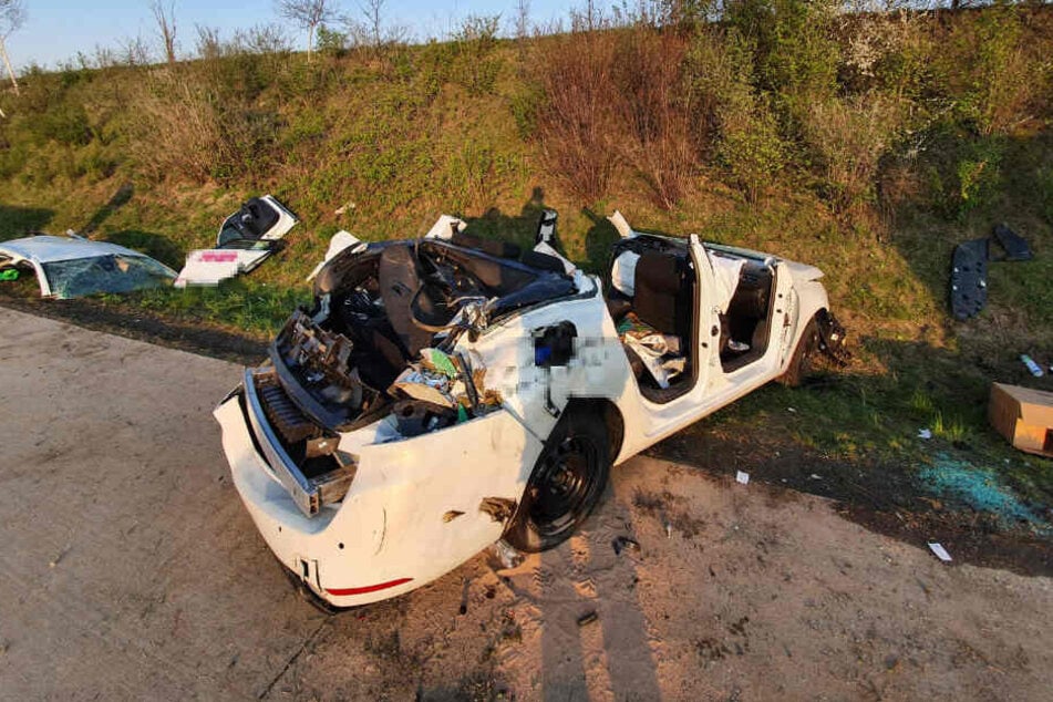 Aus diesem Peugeot musste die Feuerwehr eine Person befreien.