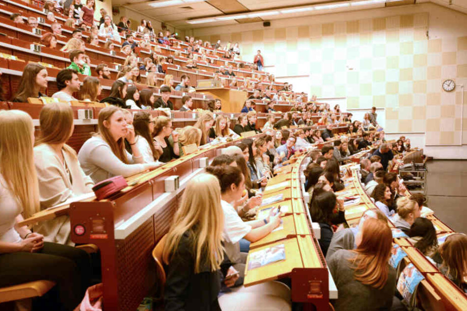 Die Sommer-Ersties füllen den gesamten Hörsaal 1 zum Start.
