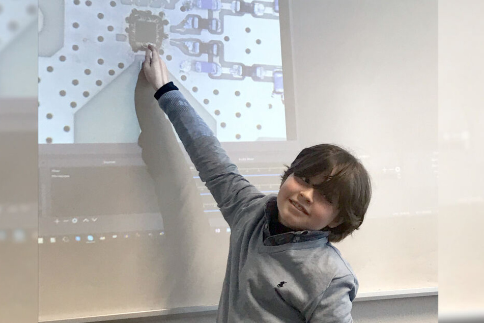 Der neunjährige Laurent aus Amsterdam steht im Arbeitszimmer seines Professors vor einer Vergrößerung seines Examen-Projektes.