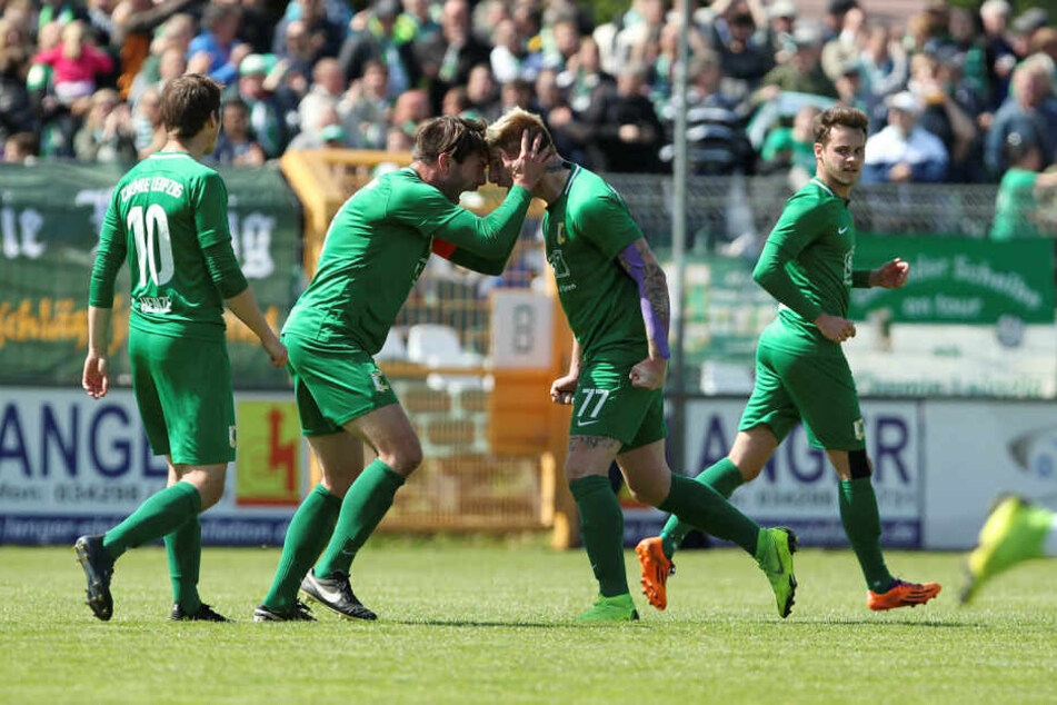 Grenzenloser Jubel nach dem Ausgleich: Stefan Karau und 1:1-Torschütze Kai Druschky brüllen sich an, am Ende stand es 2:2.
