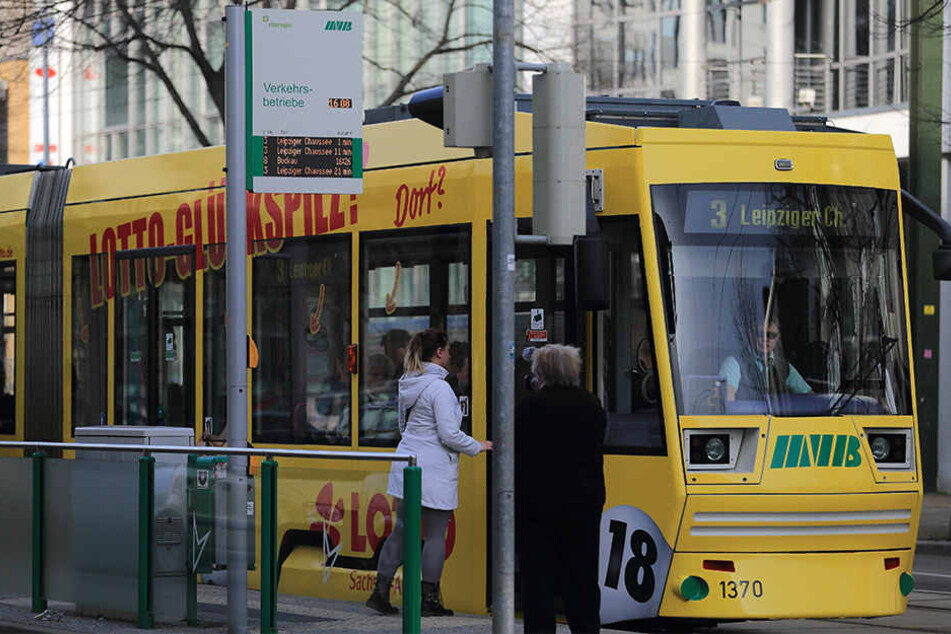 Der ortsfremde Autofahrer hatte die Haltestelle nicht als solche erkannt und den Jugendlichen voll erfasst. (Symbolbild)