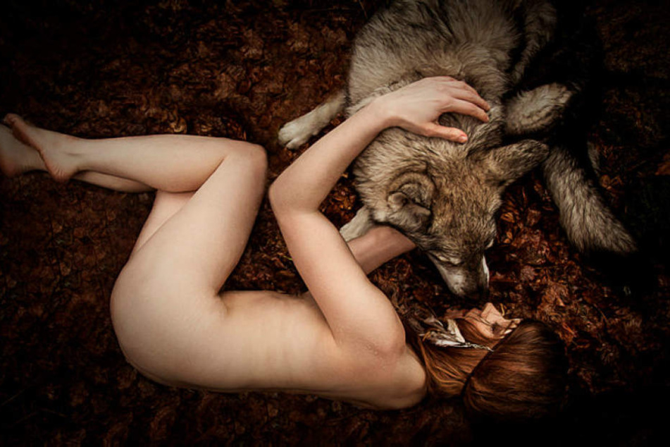 Ob Fee oder Wolfs-Bändigerin: Die Fotografin verwandelt Normalos in Märchenfiguren.