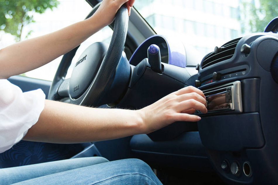 Experten befürchten, dass es bald teuer werden kann, wenn Ihr während der Fahrt Autoradio oder das Navi bedient!