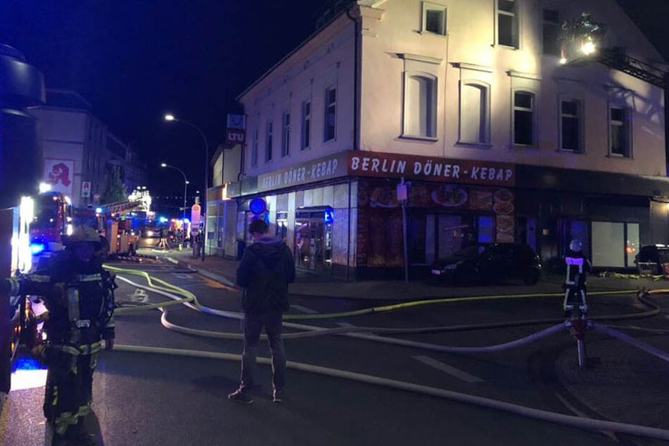 Zu einem Wohnhausbrand im nordrhein-westfälischen Bochum ist die Feuerwehr am frühen Freitagmorgen gerufen worden.