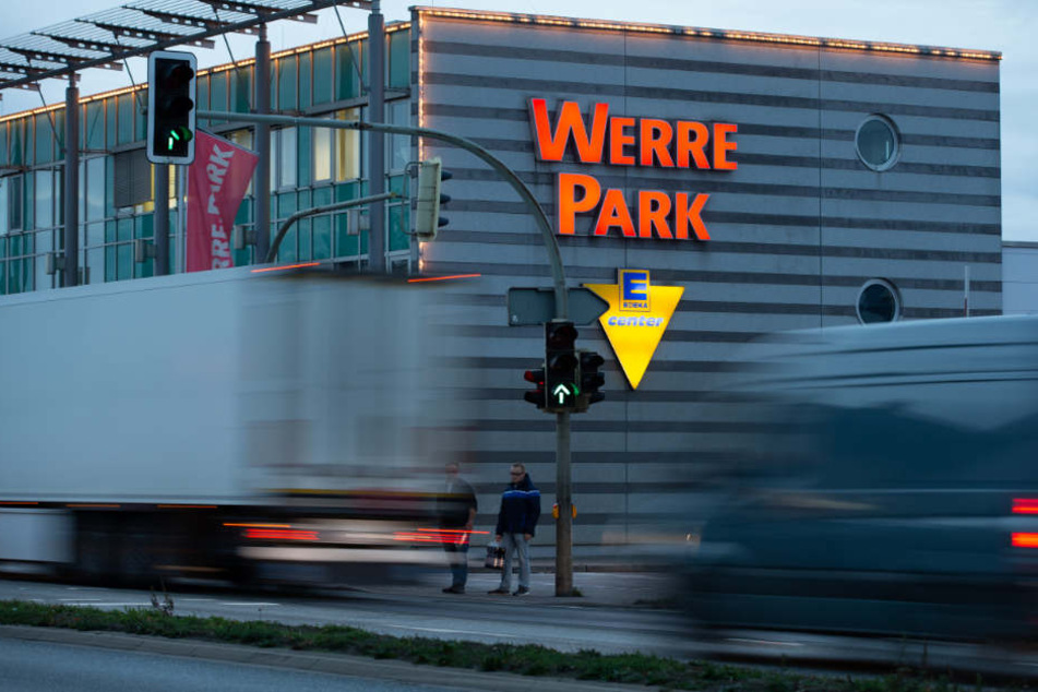 Autos fahren auf der Bundesstraße 61 auf dem Weg von Hannover nach Osnabrück am Einkaufszentrum Werre Park vorbei.