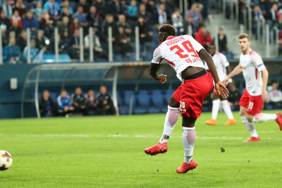Traf nach Vorlage von Timo Werner (r.) aus der Drehung zur Führung: Jean-Kevin Augustin.