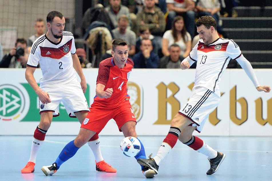 Christopher Wittig (li.), Englands Douglas Reed und Deutschlands Nils Klems kämpfen um den Ball.