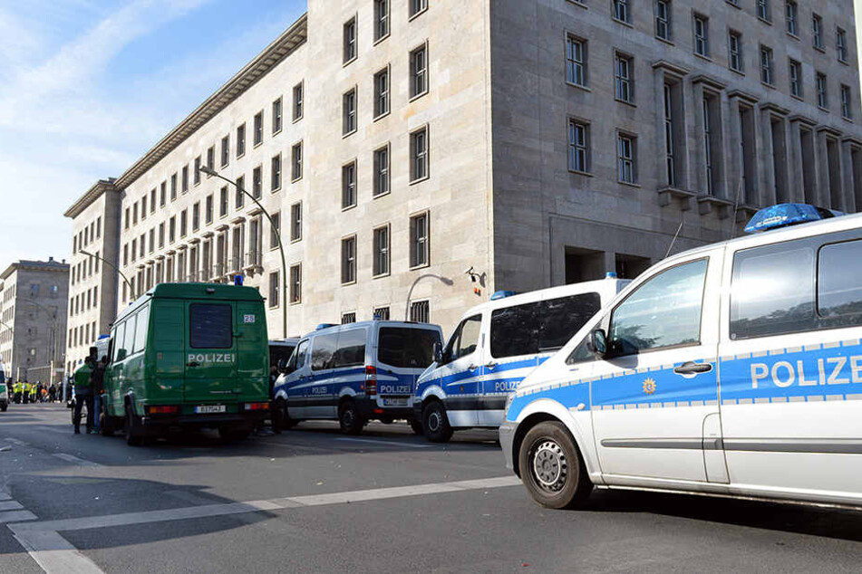 Großeinsatz am Mittwoch vor dem Finanzministerium. (Symbolbild)