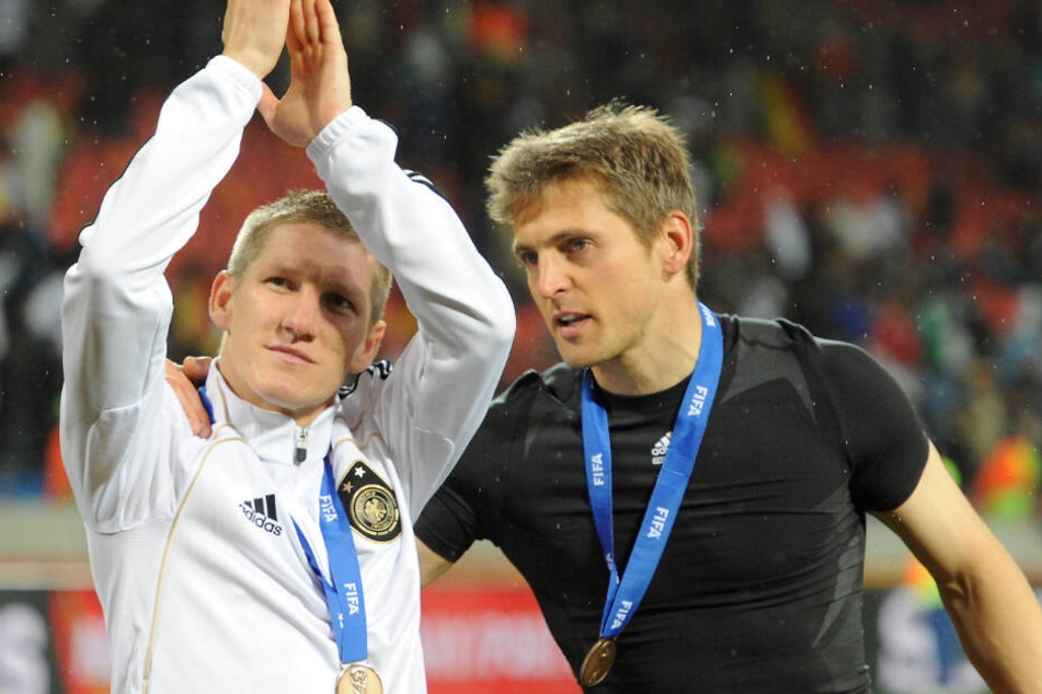 Hans-Jörg Butt mit Bastian Schweinsteiger bei der WM 2010. Gemeinsam mit Tim Wiese war er bei dem Turnier die Vertetung von Manuel Neuer.