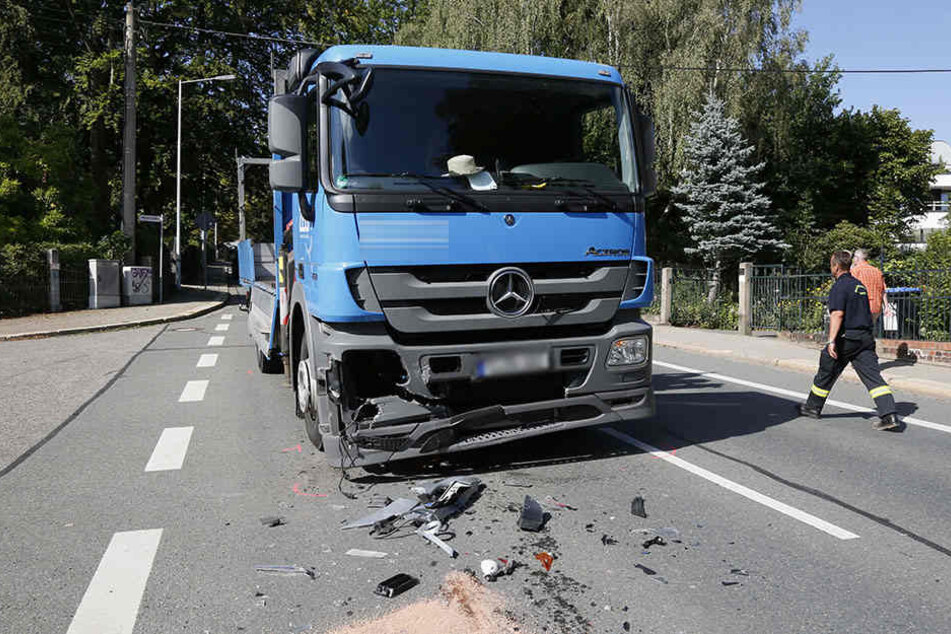 Der Toyota kollidierte mit dem im Gegenverkehr befindlichen LKW.
