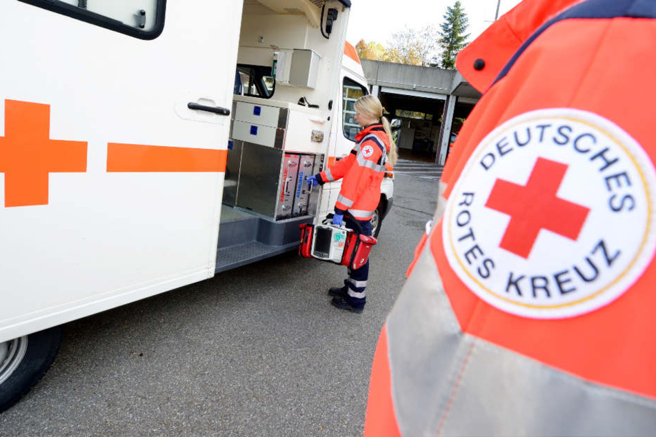 Obwohl Ersthelfer den Mann sofort versorgten und der Rettungsdienst schnell vor Ort war, starb er. (Symbolbild)