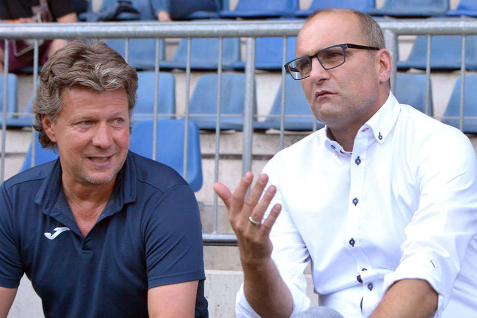 Nun möchte Markus Rejek auch gut mit Arminen-Coach Jeff Saibene (li. 48) und Gerrit Meinke (49).