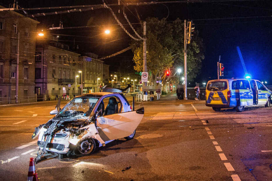 Der Fahrer des Smarts wurde in ein Krankenhaus gebracht.