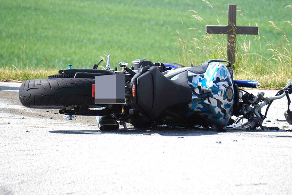 Einer von 33 tödlichen Motorrad-Unfällen 2017: Eine Yamaha liegt im Juni demoliert auf dem Asphalt der B 96 bei Oppach. Eine Autofahrerin hatte dem Biker (41) die Vorfahrt genommen. Er bezahlte den Fehler der Frau mit seinem Leben.