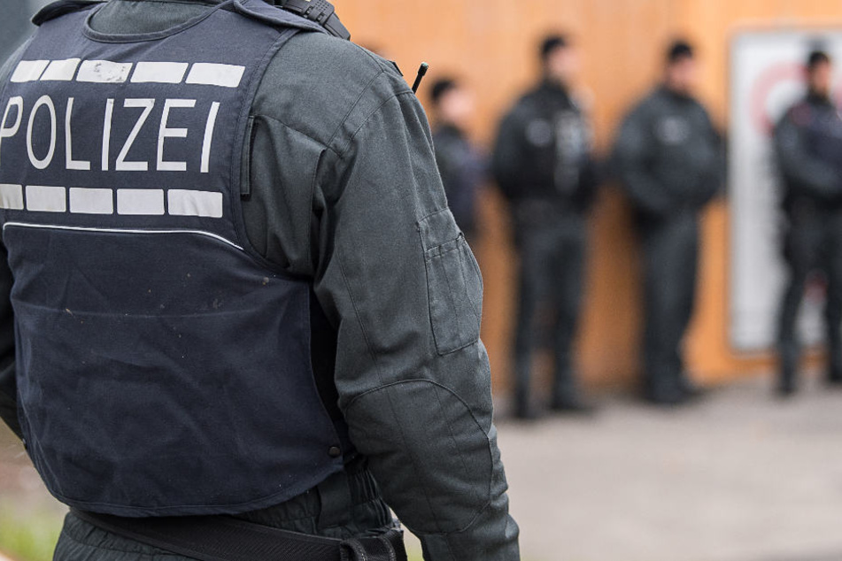 170 Beamte waren bei der Razzia am frühen Morgen beteiligt (Symbolbild).
