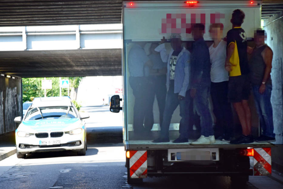 Alle Passanten in der Nähe des Unfallorts mussten auf die Ladefläche des Lkw springen.