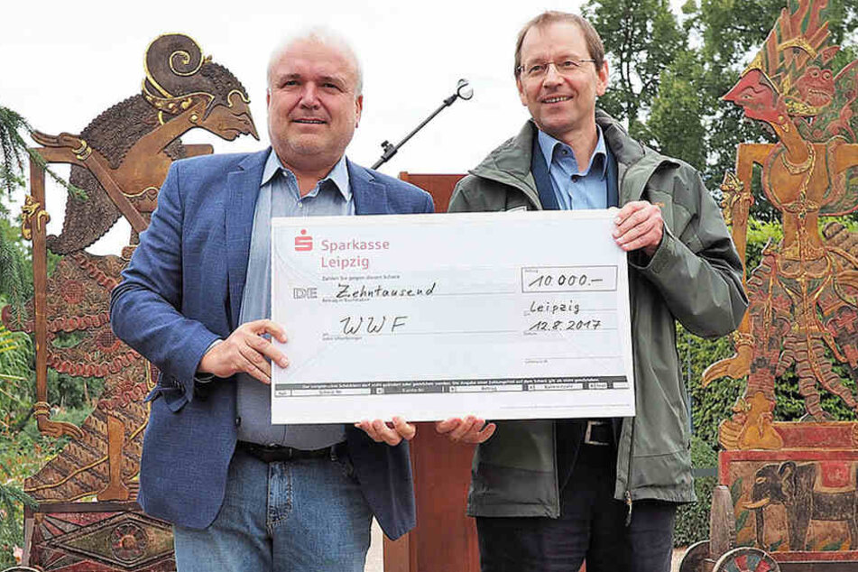 Zoodirektor Junhold (links) übergab den Scheck an Markus Radday vom WWF.
