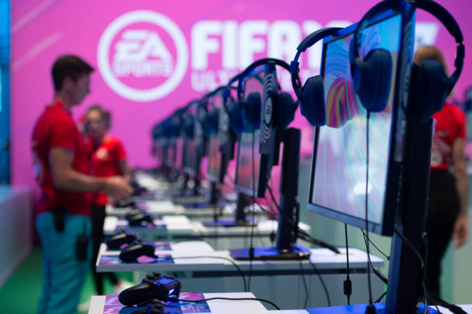 Die Jungs zocken die Fussball-Simulation "FIFA 19" von EA Sports auf der Playstation 4 und Xbox One. (Archivbild)