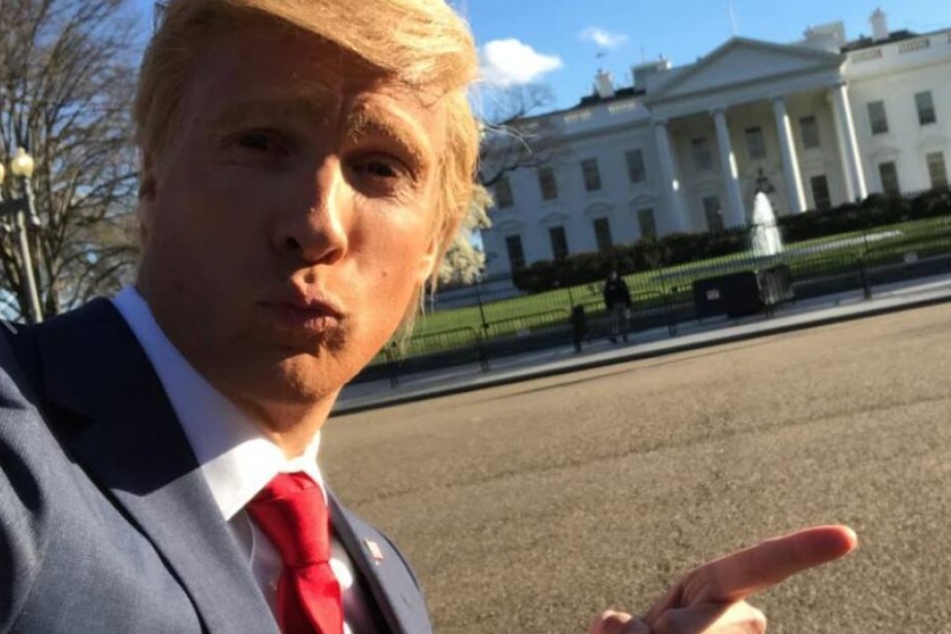 Oliver Pocher mimt Donald Trump.