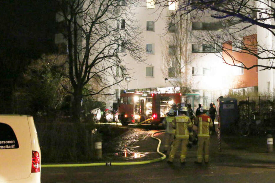 Die Feuerwehr rückte mit mehreren Löschfahrzeugen und 50 Kräften an.