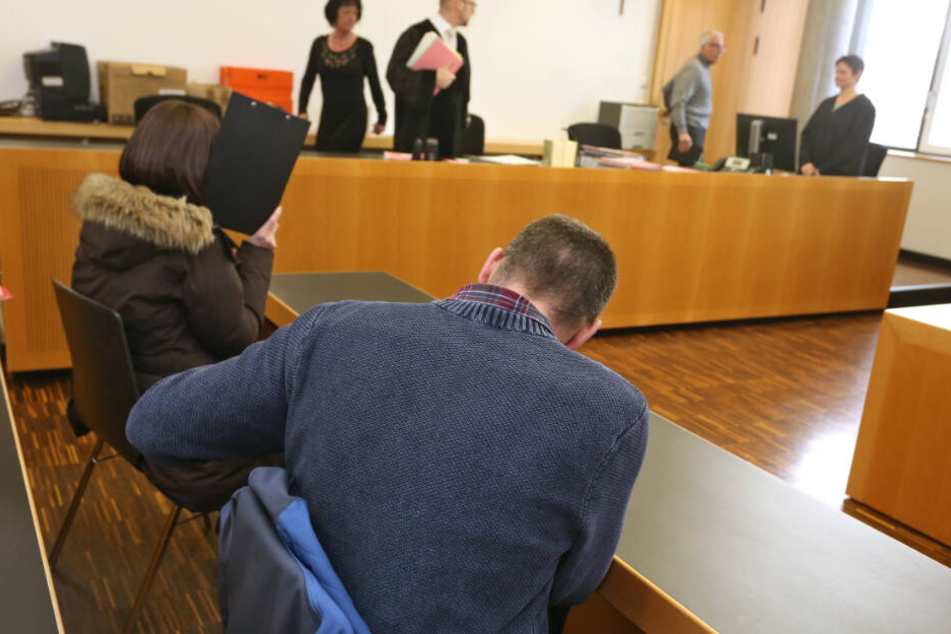 Die beiden Vereinsvorstände sitzen im Strafjustizzentrum auf der Anklagebank.