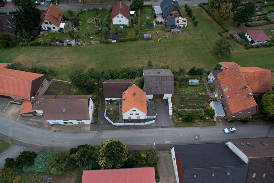 Das Horror-Haus von Höxter (Mitte), in dem zwei Frauen zu Tode gequält wurden.