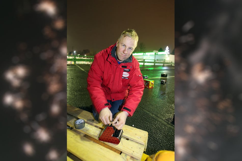 Danny Seck schießt Böller und Raketen in die Luft.