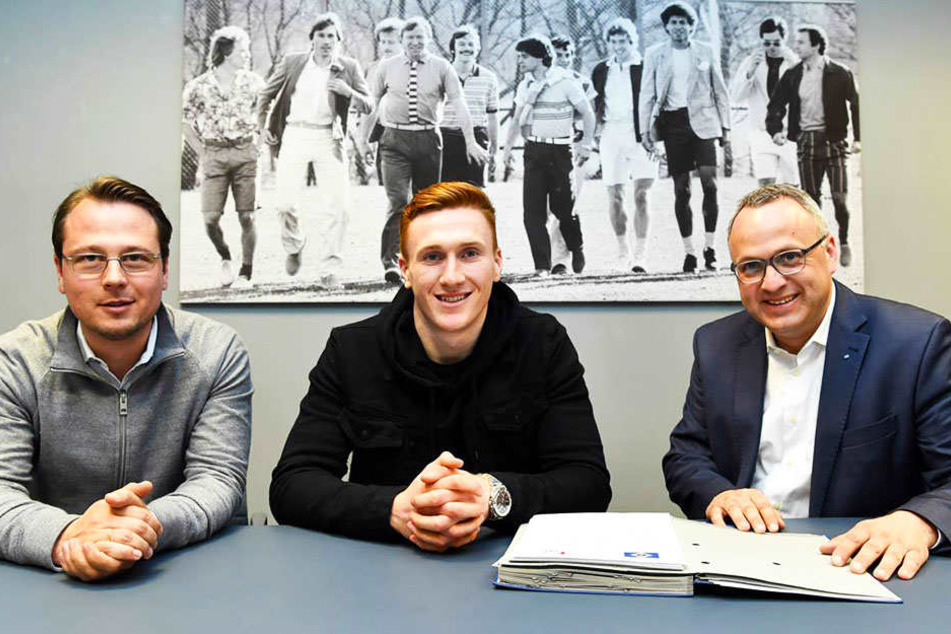 David Bates bei der heutigen Vertragsunterzeichnung.
