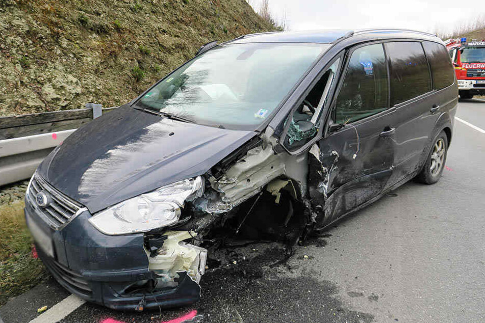 Auch die Insassen des Ford wurden bei dem Unfall verletzt.