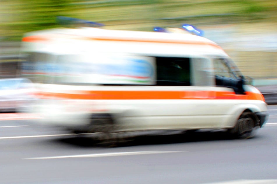 Der Rettungsdienst musste den Neunjährigen lediglich ambulant behandeln. (Symbolbild)