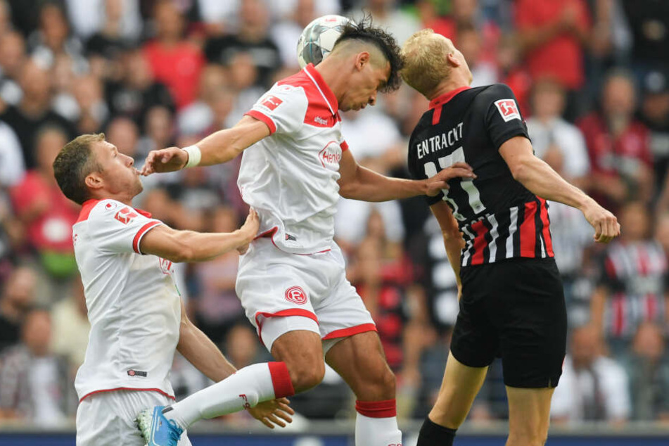 Frankfurts Sebastian Rode (Re.) im Luftkampf mit Düsseldorfs Kaan Ayhan (Mi.).