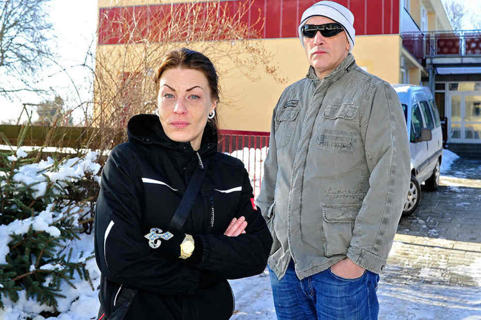 Melanie Z. (34) und ihr Bekannter Ralf Oßa (49) beschweren sich über die Zustände im Kinder- und Jugendnotdienst.