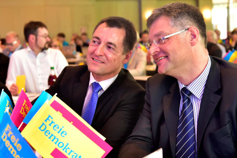 Holger Zastrow (48, hier mit Generalsekretär Torsten Herbst, 43) beim Landesparteitag der sächsischen FDP in der Sachsenlandhalle Glauchau. Zastrow erhielt nur 52,9 Prozent.