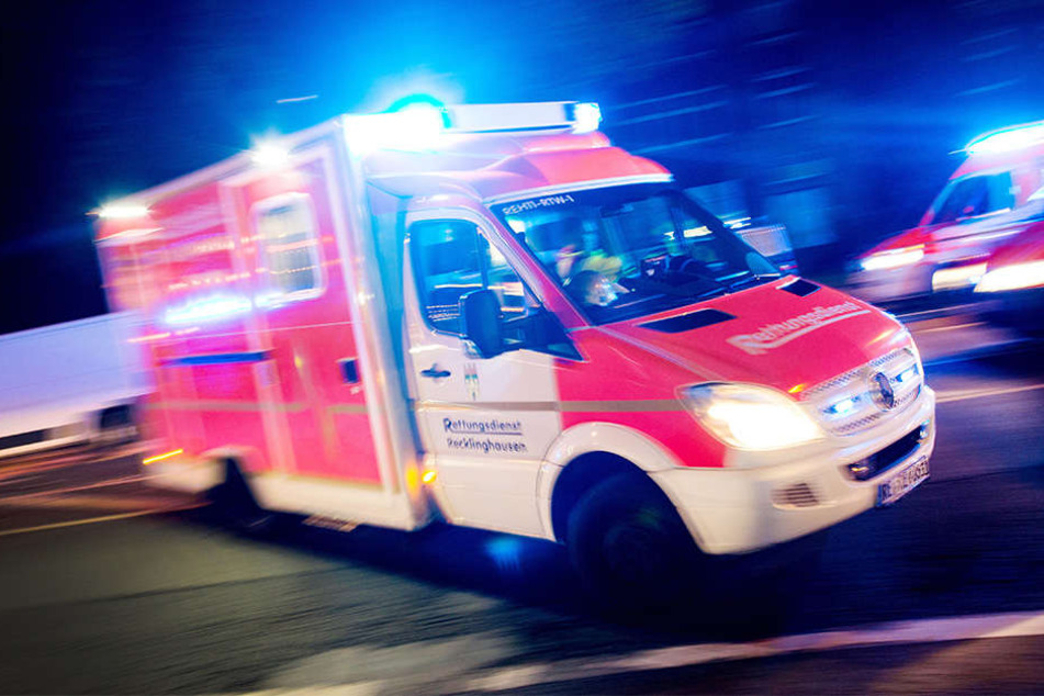 Mit einem Rettungswagen wurde die Frau in das Krankenhaus gefahren. (Symbolbild)