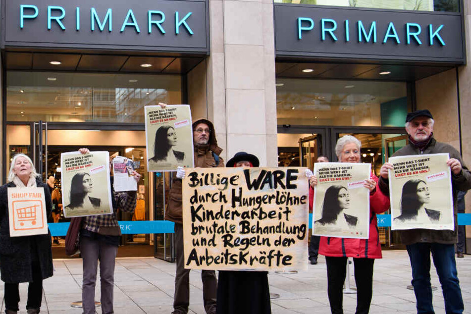 Demonstranten protestieren vor der neuen Primark-Filiale.