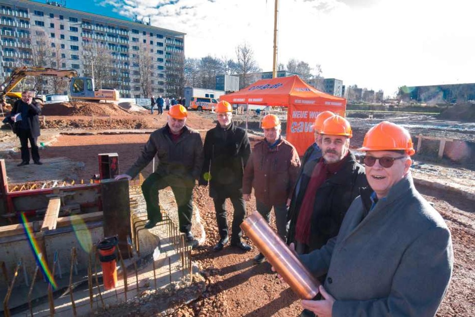 Vorstand und Aufsichtsrat der CAWG legten den Grundstein für das Elf-Millionen-Projekt.