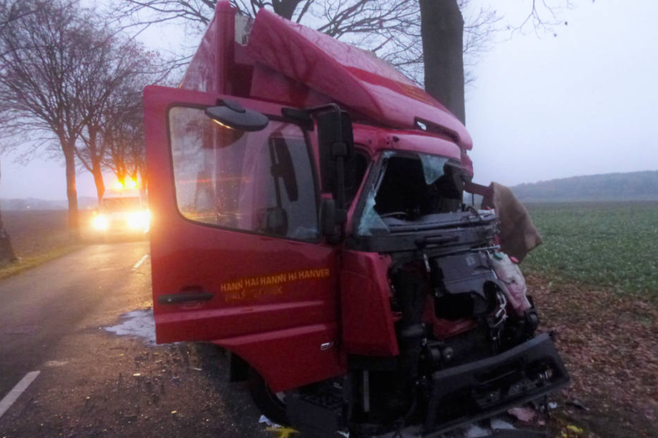 Der Lkw-Fahrer starb an den Folgen des Unfalls.