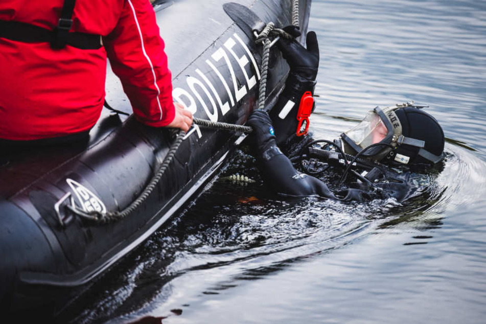 Taucher haben im Oktober den See nach dem vermissten Segler abgesucht. (Symbolfoto)