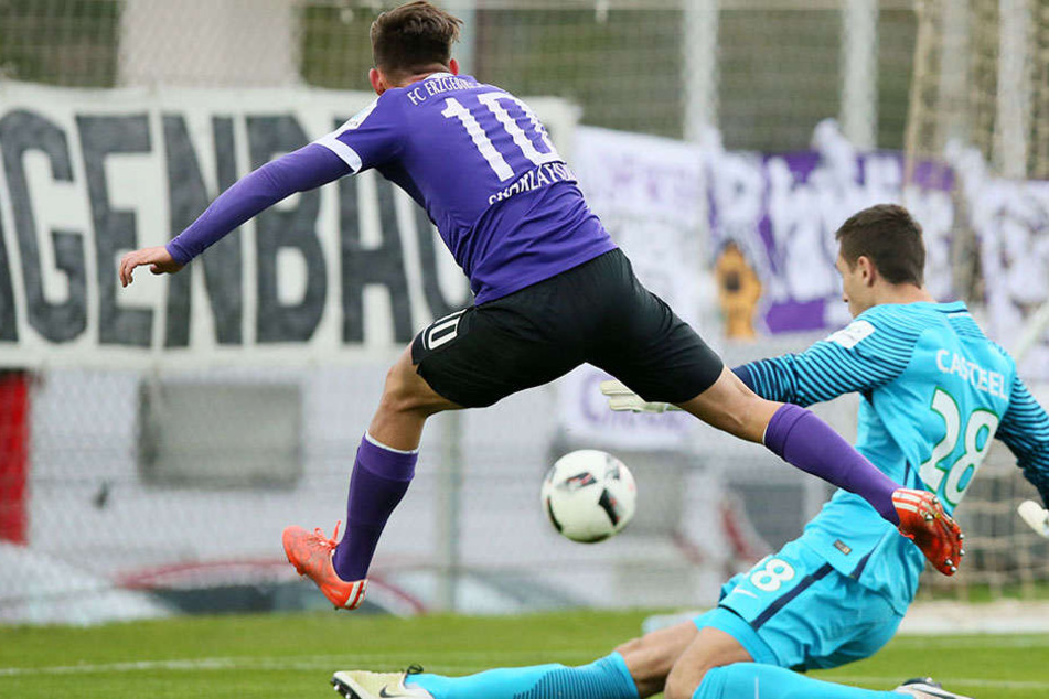 Simon Skarlatidis scheitert hier an Wolfsburgs Keeper Koen Casteels.