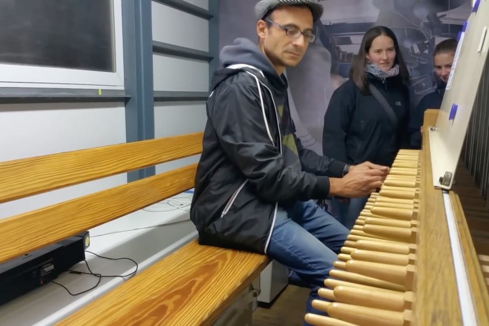 Davit Drambyan bei der Arbeit am Glockenspiel in Halle.